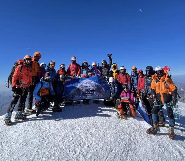  کوهنوردان لرستانی بر فراز قله کازبک بام کشور گرجستان