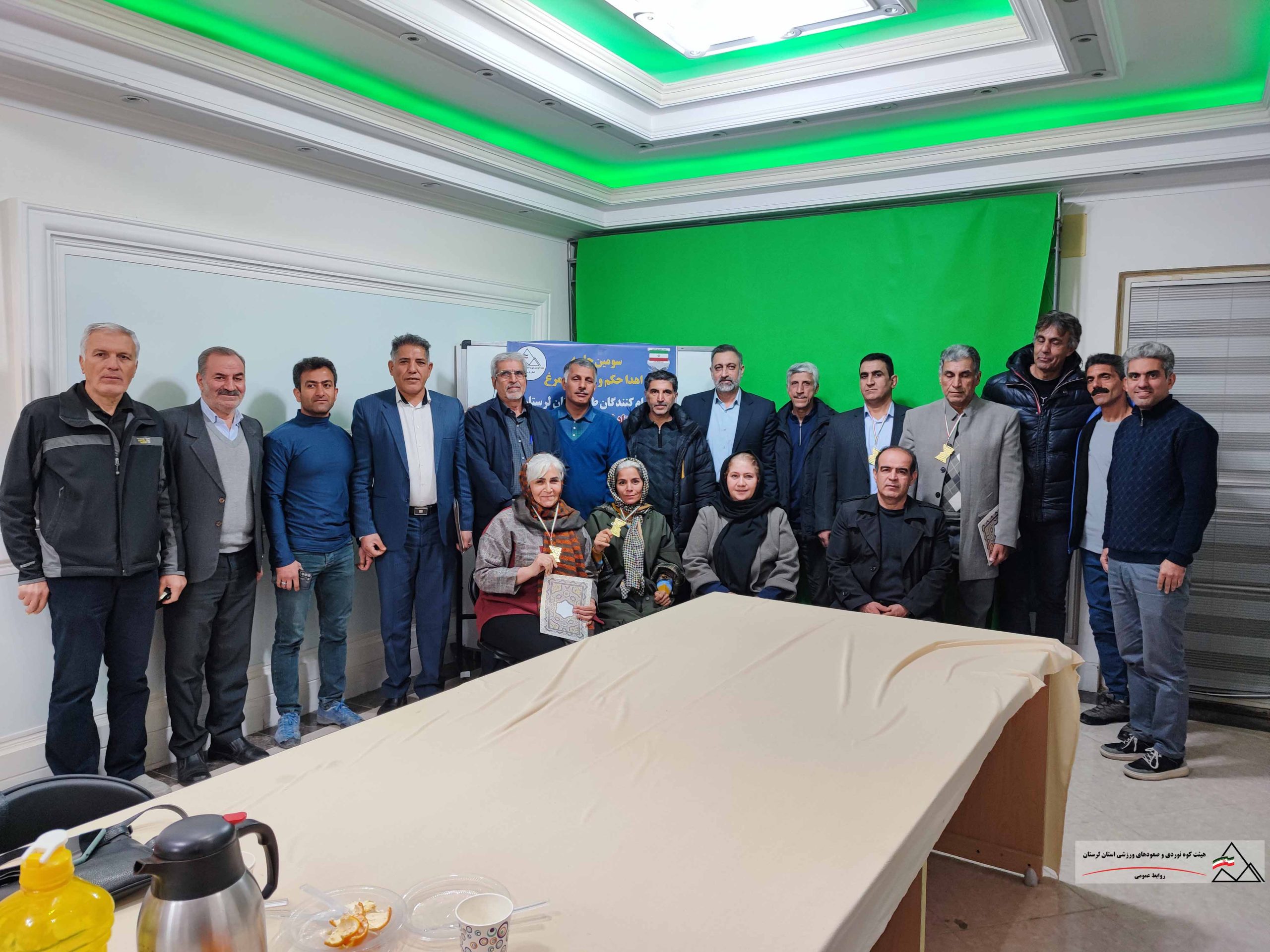 مراسم اعطای نشان سیمرغ کوه‌های ایران به 5 نفر از کوه‌نوردان استان لرستان